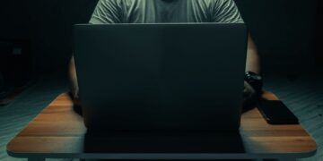 Bijna helft kijkt nog steeds porno zonder leeftijdscontrole, blijkt uit enquête.