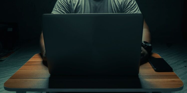 Bijna helft kijkt nog steeds porno zonder leeftijdscontrole, blijkt uit enquête.