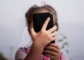 Artsen waarschuwen voor schadelijke impact van technologie op jongeren gezondheid