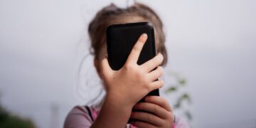 Artsen waarschuwen voor schadelijke impact van technologie op jongeren gezondheid