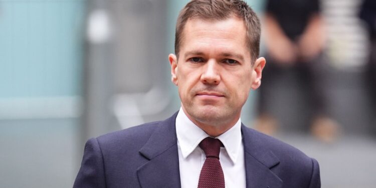 Robert Jenrick ontslagen uit Tory schaduwkabinet voor ‘plannen om over te lopen’.