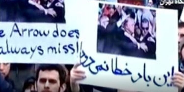 Regeringsgezinde activisten in Teheran dreigen na Trump’s oorlogsschot.