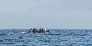 Tientallen vermist na schipbreuk met 200 migranten aan boord