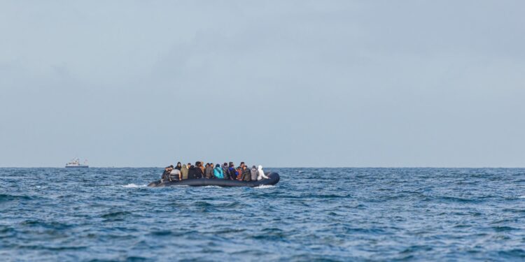 Tientallen vermist na schipbreuk met 200 migranten aan boord