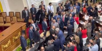 Pro-Maduro slogans bij eerste zitting Nationale Assemblee Venezuela