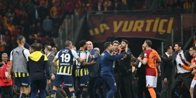 Gevangenisstraf voor aanval op directeur Galatasaray door Fenerbahçe-spelers