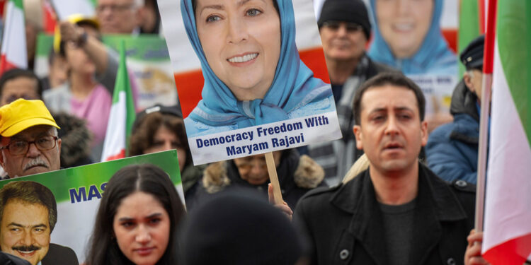 De toekomst van Iran: Mariam Rajavi als kant-en-klare oplossing