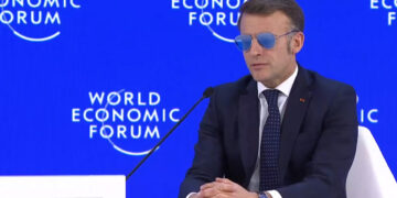 Emmanuel Macron draagt zonnebril in Davos vanwege oogprobleem