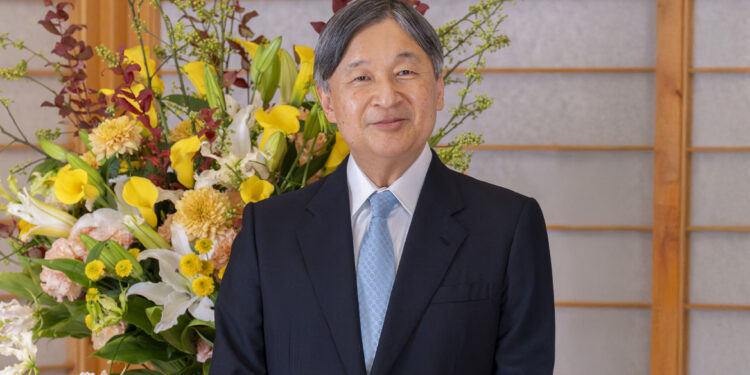 Jonge man groet menigte naakt voor keizer van Japan tijdens nieuwjaarsceremonie