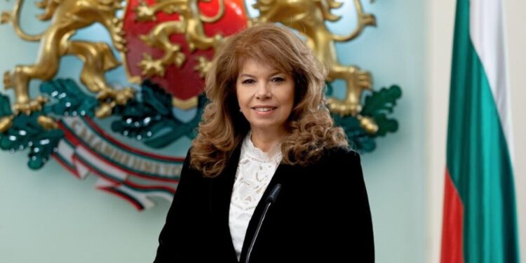 Eerste vrouwelijke president van Bulgarije na aftreden Radev