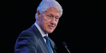 Bill Clinton ontkent betrokkenheid bij zaak Epstein