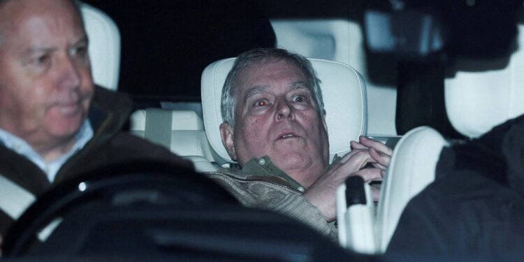 Druk op prins Andrew om buiten de lijntjes te treden