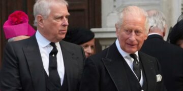 Waarschuwingen voor geheime deals van Prins Andrew bereiken Charles