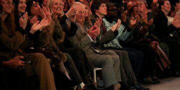 Koning Charles schittert op modeshow na arrestatie broer Andrew in Londen