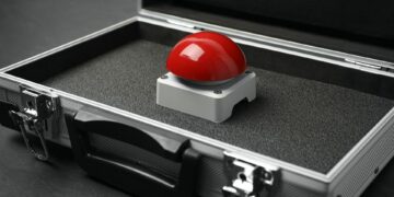 Europeanen debatteren over kernwapens tijdens Koude Oorlog.