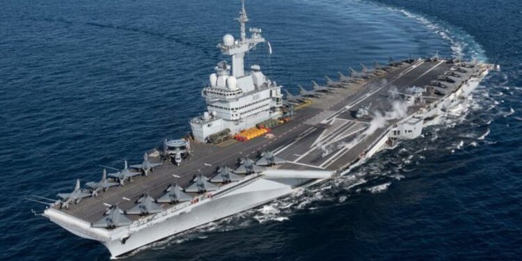 Vliegdekschip Charles de Gaulle in actie in Noord-Atlantische Oceaan