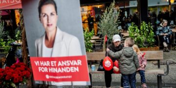 Frederiksens partij leidt in peilingen, Groenland doorslaggevend in stemming