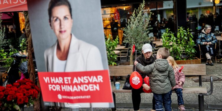 Frederiksens partij leidt in peilingen, Groenland doorslaggevend in stemming