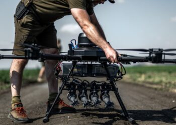 Glimlachende bedrijven in Oekraïense loopgraven: Cookiedistributie