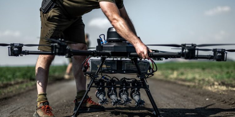 Glimlachende bedrijven in Oekraïense loopgraven: Cookiedistributie