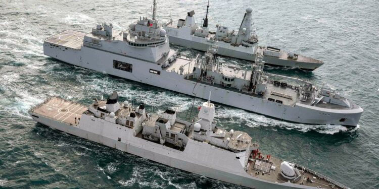 Franse vliegdekschip Charles de Gaulle in Noord-Atlantische Oceaan