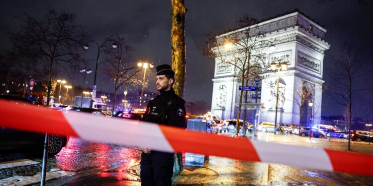 Politie schiet man neer met mes bij Arc de Triomphe in Parijs