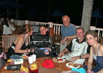 Familie Hawking reageert op Epstein-foto met twee vrouwen
