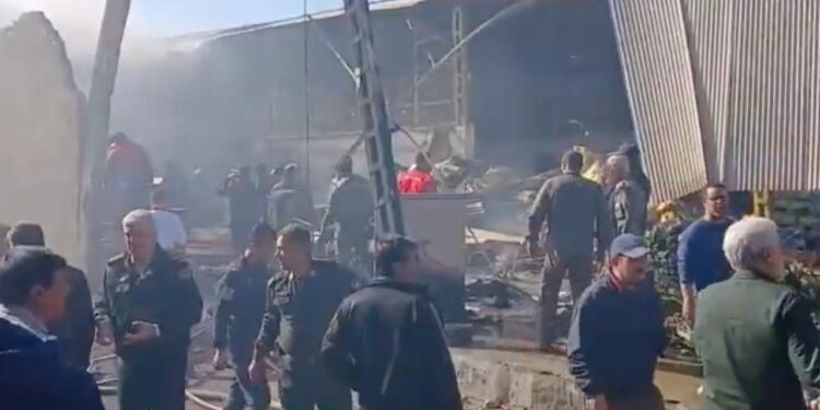 Militaire helikopter crasht op markt: 4 doden.