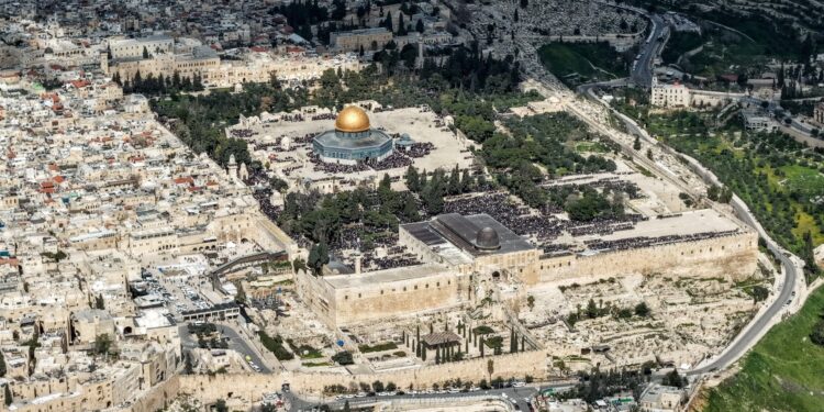 Italië waarschuwt tegen reizen naar Iran en Israël.