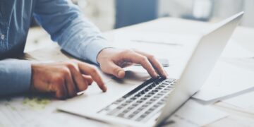 Hoe controleer ik mijn online reputatie en zoekresultaten?