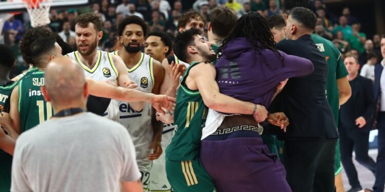 Opstootje na wedstrijd Fenerbahçe en Panathinaikos in OAKA