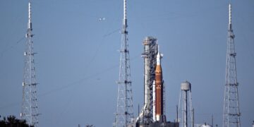 NASA lanceert astronauten naar de maan na succesvolle tests.