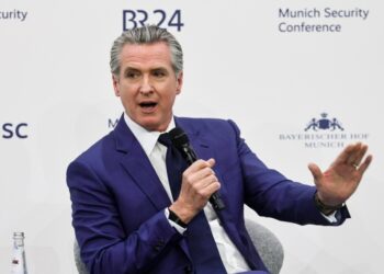 Newsom noemt Trump de meest destructieve president ooit vanuit München