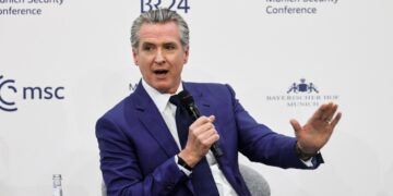 Newsom noemt Trump de meest destructieve president ooit vanuit München