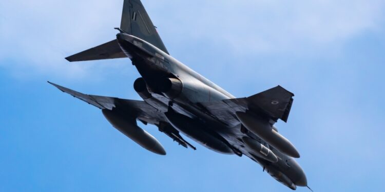 Militair trainingsvliegtuig neergestort in westen van Iran, een piloot overleden