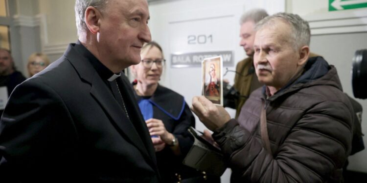 Bisschop aangeklaagd voor verdoezelen seksueel misbruik door priesters