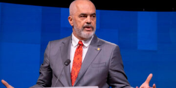 Eddie Rama bij openingsvergadering Trumps ‘Vrederaad’