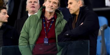 Jim Ratcliffe verontschuldigt zich voor immigrantenkolonie: spijt betuigt voor misstap.