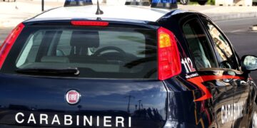 Schoonvader valt vrouw aan met bijl op straat in Rome