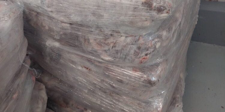 Inbeslagname 4,8 ton ongeschikt vlees Kapandriti: schandaal in pakhuis