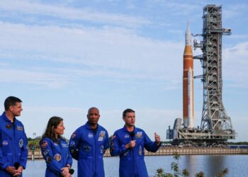 NASA ontdekt raketfout, missie naar maan vertraagd.