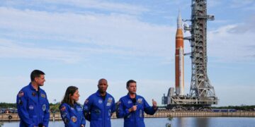 NASA ontdekt raketfout, missie naar maan vertraagd.