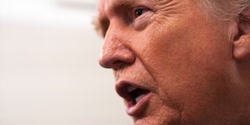 Trump verwerpt klimaatwetten en negeert gevaar van broeikasgassen voor gezondheid