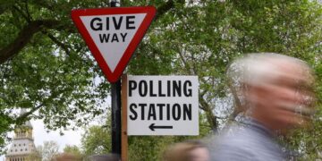 Farage claimt ‘overwinning’ na verkiezingsommekeer in plannen gemeenteraden.