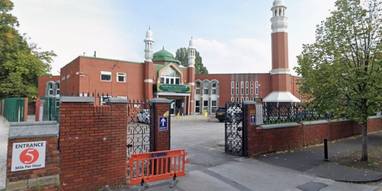 Starmer bezorgd na ‘ernstig incident’ bij moskee.