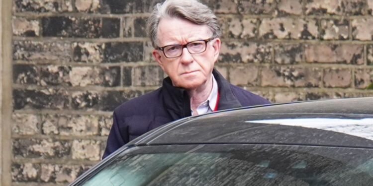 Politie verontschuldigt zich opnieuw aan parlementariërs voor lekken arrestatie Mandelson.