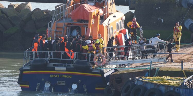 Migranten bereiken VK na oversteken van Kanaal binnen twee weken