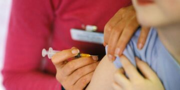 Starmer waarschuwt voor polarisatie in gezondheidszorg na mazelen uitbraak