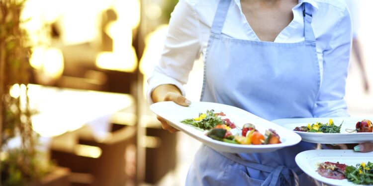 Plannen verhoging minimumloon jongeren mogelijk vertraagd, meldt Sky News