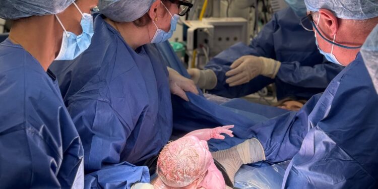 Baby geboren uit gedoneerde baarmoeder na Britse transplantatie primeur
